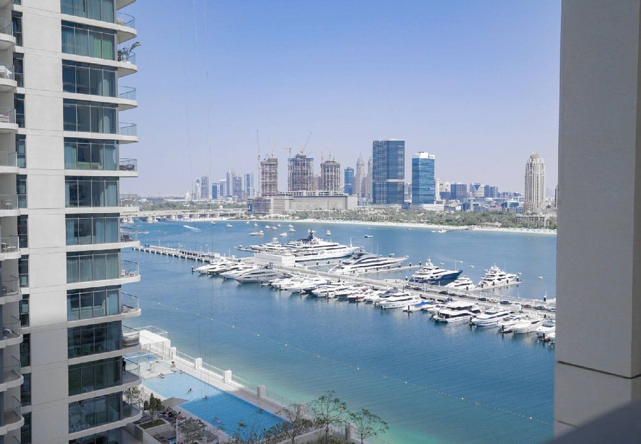 Apartment in Dubai - Palm View Retreat: 1-BR 